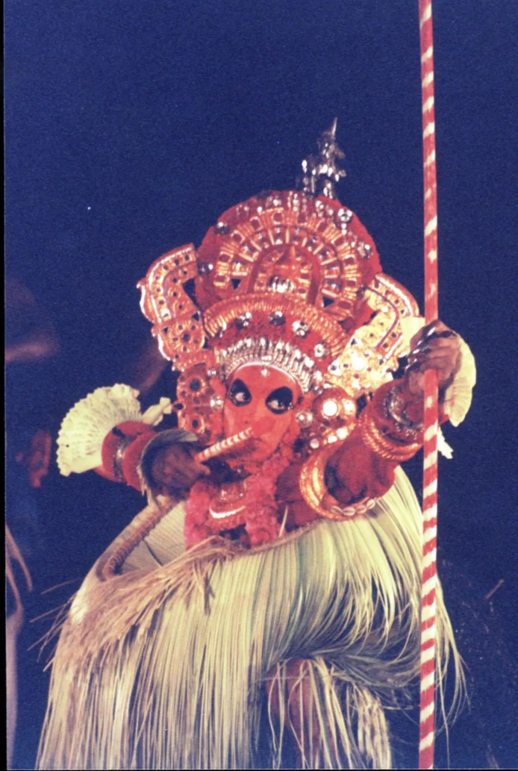 തെയ്യത്തിന്റെ രൂപം തെയ്യക്കാരന്റെ മെയ് വഴക്കത്തിലൂടെ നൂറ്റാണ്ടുകൾക്കുശേഷം തിരയുന്ന മനോനില തെയ്യയിടങ്ങളിൽ സജീവമാണ്. (തെയ്യവേഷത്തിൽ പ്രൊഫ. രാജേഷ് കോമത്ത്)