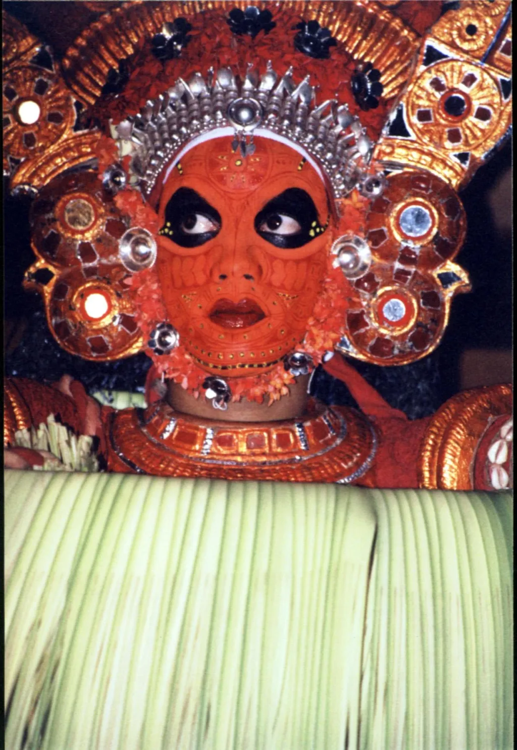 വടക്കേ മലബാറിലെ മനുഷ്യർക്ക് തെയ്യത്തെ പൂർണമായും മറന്നുകൊണ്ടുള്ള ജീവിതം തെയ്യക്കാലം പിറന്നാലും അല്ലെങ്കിലും അസാധ്യമാണ്. (തെയ്യവേഷത്തിൽ പ്രൊഫ. രാജേഷ് കോമത്ത്)