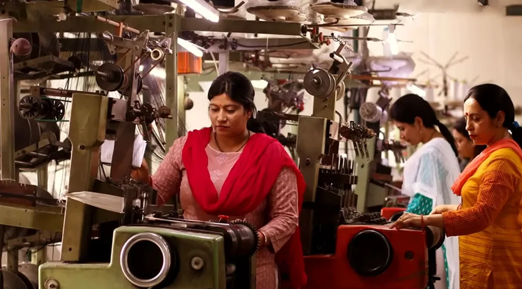 പഴയ വ്യാവസായിക തർക്ക നിയമപ്രകാരം, 100 അല്ലെങ്കിൽ അതിൽ കൂടുതൽ തൊഴിലാളികളുള്ള ഫാക്ടറിയോ സ്ഥാപനമോ പിരിച്ചുവിടൽ/ അടച്ചുപൂട്ടല് നടപടികള് സ്വീകരിക്കുന്നതിന് മുമ്പ് അനുമതി നേടണമെന്നായിരുന്നു. പുതിയ കോഡ് ഈ പരിധി 300 തൊഴിലാളികളായി ഉയർത്തുന്നു, അതായത് ഇനി വലിയ സ്ഥാപനങ്ങൾക്ക് മാത്രമേ അനുമതി തേടേണ്ടതുള്ളൂ.