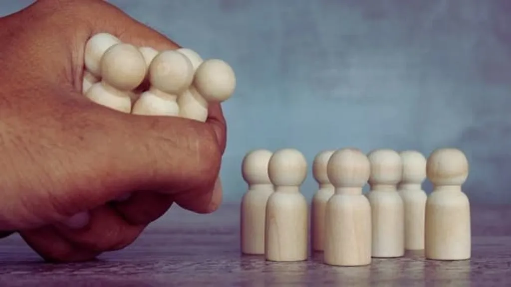 300 ജീവനക്കാർ വരെയുള്ള സ്ഥാപനങ്ങൾക്ക് ഇനി സർക്കാറിൻ്റെ അനുമതിയില്ലാതെ തൊഴിലാളികളുടെ എണ്ണം കുറയ്ക്കാം.