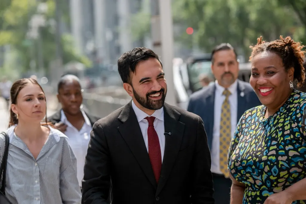 സങ്കീർണമായ രാഷ്ട്രീയ ഭൂപ്രകൃതിയുള്ള ഒരു നഗരത്തിൽ, വലതുപക്ഷ  സാമ്രാജ്യത്വ മുതലാളിത്ത താൽപര്യങ്ങളെയും അവരുടെ മൂലധന ശക്തികളെയും പരാജയപ്പെടുത്തി കൊണ്ടാണ് ഡെമോക്രാറ്റിക് സ്ഥാനാർത്ഥി ലോകത്തിലെ ഏറ്റവും സമ്പന്നമായ ആഗോള സാമ്പത്തിക നഗരത്തിലെ മേയർ പദവിയിലേക്ക് തെരഞ്ഞെടുക്കപ്പെട്ടിരിക്കുന്നത്. 