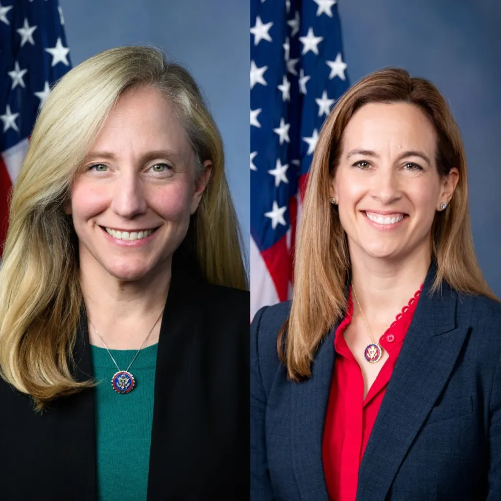 ട്രംപ് ഭരിക്കുന്ന അമേരിക്കയിൽ ഒരു മാറ്റത്തിൻെറ കാറ്റ് അലയടിക്കുന്നുവെന്ന സൂചന നൽകുന്നുണ്ട് മംദാനിയുടെ വിജയത്തോടൊപ്പം മറ്റ് തെരഞ്ഞെടുപ്പ് ഫലങ്ങൾ.  വിർജീനിയയുടെ ആദ്യ വനിതാ ഗവർണറായി ഡെമോക്രാറ്റുകാരിയായ അബിഗെയ്ൽ സ്പാൻബർഗറും ന്യൂ ജഴ്സിയിൽ ഡെമോക്രാറ്റ് സ്ഥാനാർത്ഥി മിക്കി ഷെറിലും  വിജയം നേടി ഗവർണറായിരിക്കുന്നു.