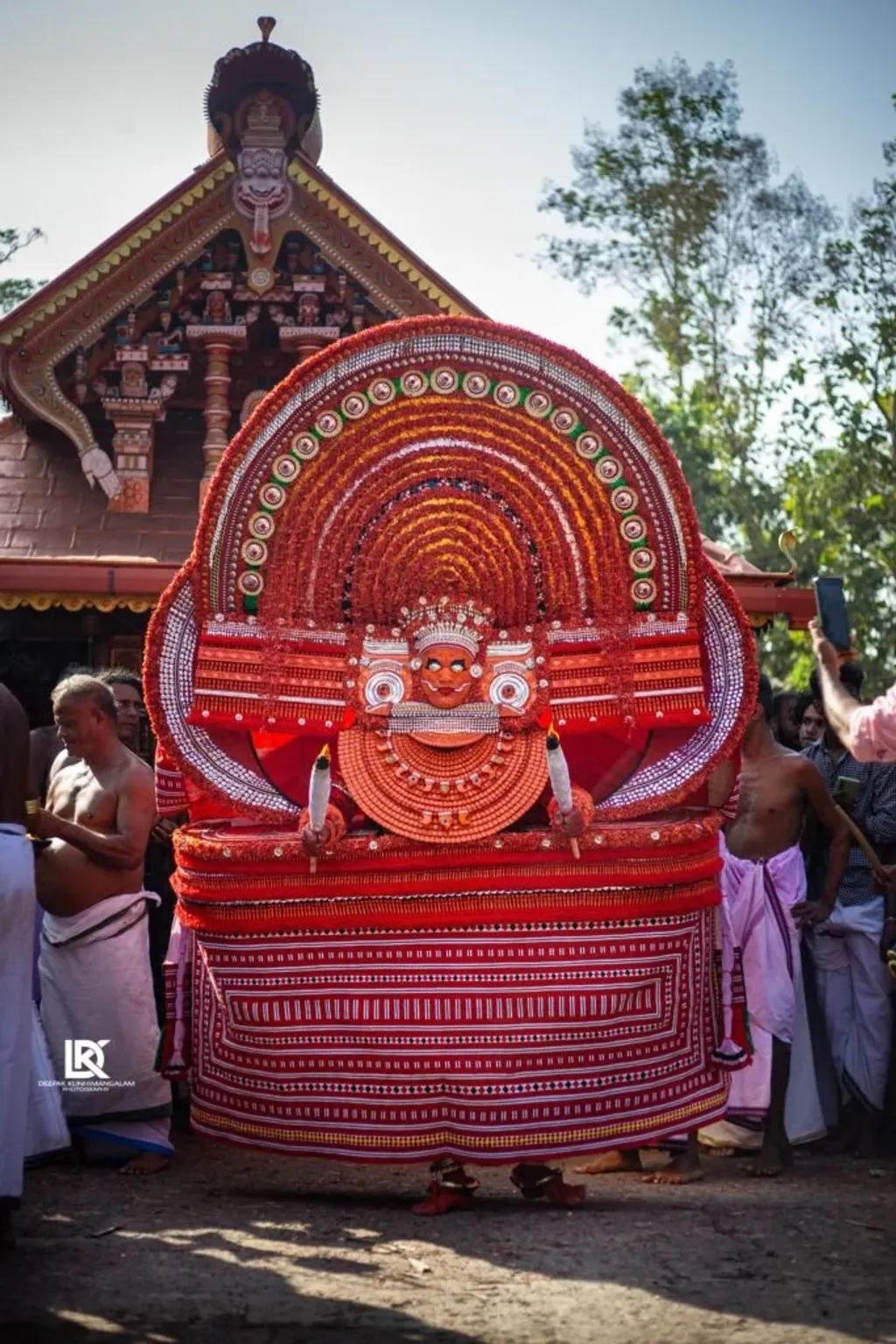 മുച്ചിലോട്ട് ഭഗവതി ഐതിഹ്യപരമായി ബ്രാഹ്മണ സ്ത്രീയാണ്. ബ്രാഹ്മണസ്ത്രീ ഭഗവതിയായി മാറിയ മിത്താണ് ഇതിനു പിറകിലുള്ളത്. എന്നാൽ ഈ തെയ്യത്തെ കെട്ടിയാടിക്കുന്നതും തെയ്യത്തിന്റെ കോമരവും മറ്റ് അനുഷ്ഠാന കർമ്മങ്ങൾ ചെയ്യുന്നവരും ഇന്നും വാണിയ ജാതി വിഭാഗക്കാരാണ്.