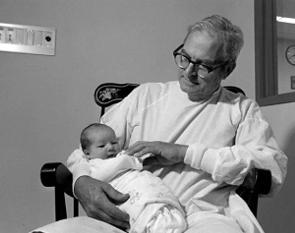 റോബർട്ട് ഗുത്രി (Robert Guthrie) എന്ന അമേരിക്കൻ മൈക്രോബയോളജിസ്റ്റിന്റെ പഠനങ്ങളിൽനിന്നാണ് സ്ക്രീനിംഗ് (screening) എന്ന ആശയത്തിന്റെ തുടക്കം.