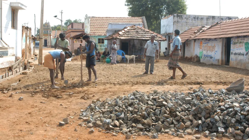 ഭരണഘടനാഭേദഗതി പ്രകാരം ചില ഗ്രാമങ്ങളിലെ പ്രസിഡന്റ് സ്ഥാനം ദലിതർക്കായി സംവരണം ചെയ്യപ്പെട്ടപ്പോൾ, അതിൽ പ്രകോപിതരായ മേൽജാതിക്കാർ തിരഞ്ഞെടുപ്പ് അട്ടിമറിക്കാനുള്ള ശ്രമങ്ങളിൽ ഏർപ്പെട്ടു. പ്രസിഡന്റ് സ്ഥാനത്തേക്ക് മത്സരിക്കാൻ തയാറായ ദലിതരെ ഭീഷണിപ്പെടുത്തിയും പ്രലോഭിപ്പിച്ചും ഇവർ അകറ്റി നിർത്തി.