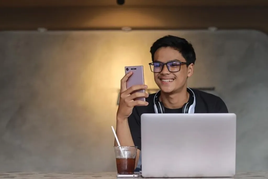 പാശ്ചാത്യ രാജ്യങ്ങളിലേക്ക് Gen-Z കൾ ആദ്യമായി കുടിയേറാനാരംഭിക്കുന്നത് 2015-ലാണ്. 2016-ൽ Whatsapp-ന് വീഡിയോകോൾ സവിശേഷത കൈവരുന്നു. അതോടെ മൊബൈൽ ഫോണിലൂടെ ഏതൊരാൾക്കും എവിടേക്കും നേരിൽ കണ്ട് വിനിമയം നടത്താമെന്ന സ്ഥിതിയുണ്ടാകുന്നു. 