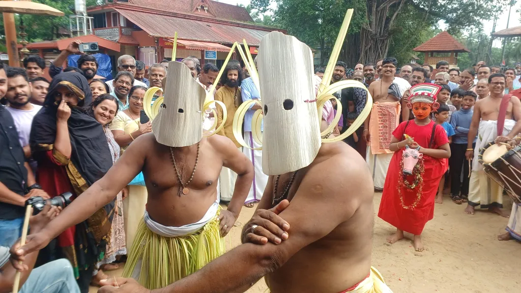 നർമവും പരിഹാസവും ആക്ഷേപങ്ങളുമായി അരങ്ങത്ത് ചിരിയും ചിന്തയുമായി രസമാല തീർക്കും. ചുറ്റും കൂടി നിൽക്കുന്ന ആരിലേക്കാണ് പനിയന്മാരുടെ പരിഹാസത്തിൻ്റെ കൂരമ്പുകൾ വന്നു പതിക്കുന്നത് എന്നറിയില്ല.Photo Credit: വിജേഷ് പ്ലാത്തോട്ടം, സുമൻ ചെറുകുന്ന്