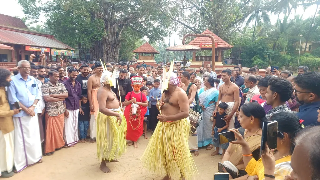 Photo Credit: വിജേഷ് പ്ലാത്തോട്ടം, സുമൻ ചെറുകുന്ന്