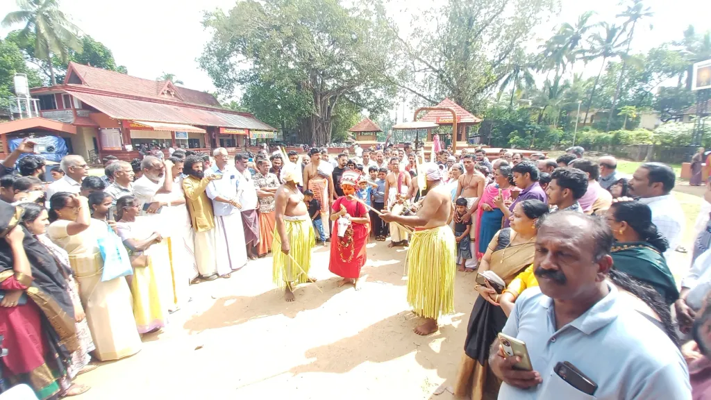 പരിസരങ്ങളിലെ സമൃദ്ധമായ ജലാശയങ്ങളും നദീതടങ്ങളുമായി ബന്ധപ്പെട്ട് സമൃദ്ധമായ നാട്ടുവിള ഉൽപാദനത്തെയും അതിൻ്റെ വാണിജ്യത്തെയും ആശ്രയിച്ചു ജീവിച്ച വിവിധ ജനപദങ്ങൾ ഏഴിമല ആസ്ഥാനമാക്കിയുള്ള മൂഷിക വംശത്തിൻ്റെ സാമ്പത്തികമായ നെടും തൂണുകളായി നിലനിന്നിരുന്നു.Photo Credit: വിജേഷ് പ്ലാത്തോട്ടം, സുമൻ ചെറുകുന്ന്