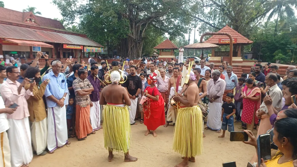 നർമവും പരിഹാസവും ആക്ഷേപങ്ങളുമായി അരങ്ങത്ത് ചിരിയും ചിന്തയുമായി രസമാല തീർക്കും. ചുറ്റും കൂടി നിൽക്കുന്ന ആരിലേക്കാണ് പനിയന്മാരുടെ പരിഹാസത്തിൻ്റെ കൂരമ്പുകൾ വന്നു പതിക്കുന്നത് എന്നറിയില്ല.Photo Credit: വിജേഷ് പ്ലാത്തോട്ടം, സുമൻ ചെറുകുന്ന്