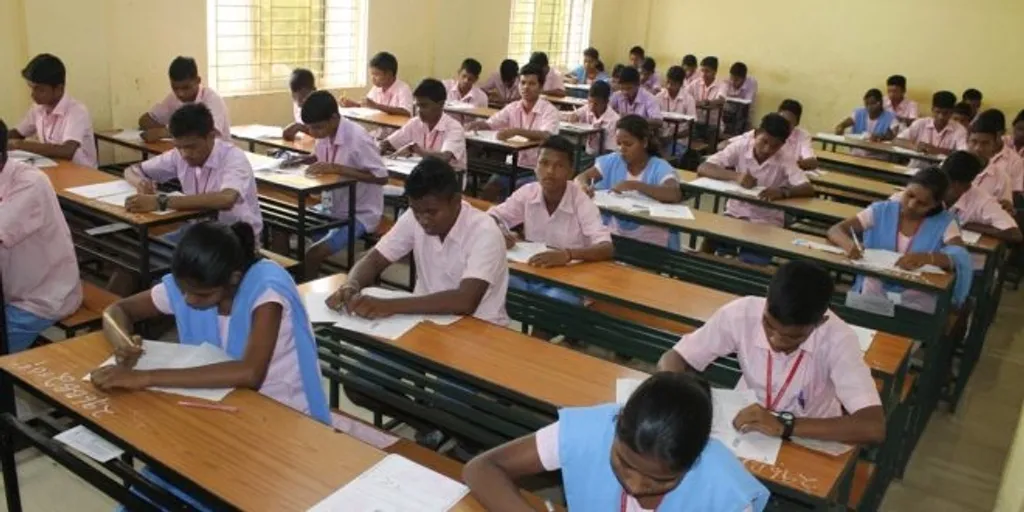 സ്കൂൾ തലങ്ങളിലെ പ്രീമെട്രിക് സ്കോളർഷിപ്പുകളും ഏറെ വൈകിയും ക്രമരഹിതമായും ആണ് നൽകിവരുന്നത്.