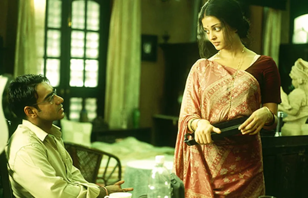 ഋതുപർണഘോഷ് സംവിധാനം ചെയ്ത റെയിൻകോട്ട് എന്ന സിനിമയുണ്ട്. ഐശ്വര്യറായിയും അജയ്ദേവ്ഗണുമാണ് താരങ്ങൾ. സ്ത്രീയുടെ ഉടമാവകാശം വീട്ടിലെ ആന്റിക്കുകളോടൊപ്പം അവളെ പുരുഷൻ എങ്ങനെ തടവിലാക്കുന്നു എന്ന് ആ സിനിമയിൽ വ്യക്തമായി കാണിക്കുന്നുണ്ട്.