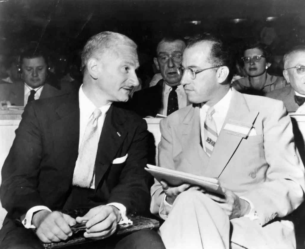 പോളിയോ വാക്സിൻ കണ്ടെത്തി സാർവദേശീയ പ്രശസ്തിയാർജ്ജിച്ച ശാസ്ത്രജ്ഞരാണ് ജൊനാസ് സാൽക്ക് (Jonas Edward Salk 1914 –1995), ആൽബർട്ട് സബിൻ (Albert Bruce Sabin: 1906–1993) എന്നിവർ.