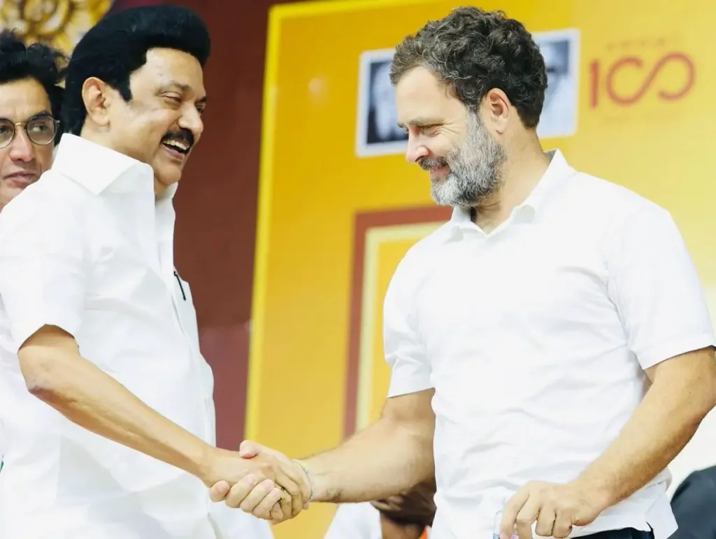 തമിഴ്നാട് മുഖ്യമ​ന്ത്രി എം.കെ. സ്റ്റാലിനും രാഹുൽ ഗാന്ധിയും. മറ്റു രാഷ്ട്രീയ മാറ്റങ്ങൾ ഒന്നും സംഭവിക്കാത്ത പക്ഷം ഡി എം കെ നേതൃത്വത്തിലുള്ള മുന്നണിസംവിധാനത്തിൽ തന്നെ കോൺഗ്രസ് അടുത്ത നിയമസഭാ തിരഞ്ഞെടുപ്പിനെ നേരിടും.