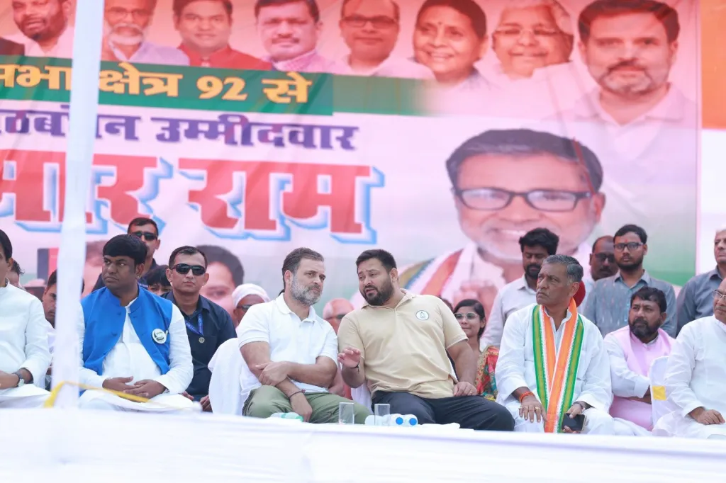 മഹാസഖ്യത്തിന് എന്താണ് സംഭവിച്ചത്? 
വോട്ടെടുപ്പു ദിവസം വരെ സീറ്റ് ധാരണയിലെത്താൻ കഴിയാതിരുന്ന ഒരു മുന്നണി, എന്നിട്ട് ആ ഭിന്നതയ്ക്ക് ‘സൗഹൃദ മത്സരം’ എന്ന ഓമനപ്പേരും നൽകി. 11 മണ്ഡലങ്ങളിലാണ് ആർ.ജെ.ഡിയും കോൺഗ്രസും സി.പി.ഐയുമെല്ലാം പരസ്പരം മത്സരിച്ചത്.