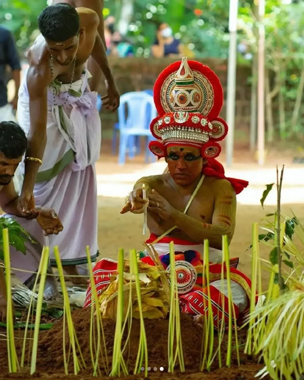 ഉച്ചബലി എന്ന കോലം ബലിക്കളത്തിൽ  രക്തബലി തർപ്പിക്കുന്നത് സ്വന്തം കൈഞരമ്പ് കുത്തിത്തുറന്ന ചോര കൊണ്ടാണ്. അതേ, അനുഷ്ഠാനം പ്രതിരൂപാത്മകമായ കലാവിഷ്കാരത്തേക്കാൾ സമർപ്പണത്തിനും തന്മയീഭാവത്തിനും മുൻതൂക്കം നൽകുന്നു. 