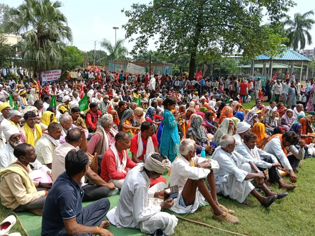 ബഹുഭൂരിപക്ഷം ബിസിനസ് സ്ഥാപനങ്ങൾക്കും പെൻഷനുകൾ ഉൾപ്പെടെയുള്ള നഷ്ടപരിഹാരമോ വിരമിക്കൽ ആനുകൂല്യങ്ങളോ ഇല്ലാതെ തൊഴിലാളികളെ എളുപ്പത്തിൽ പിരിച്ചുവിടാനുള്ള വ്യവസ്ഥകൾ ലേബർ കോഡിലുണ്ട്.