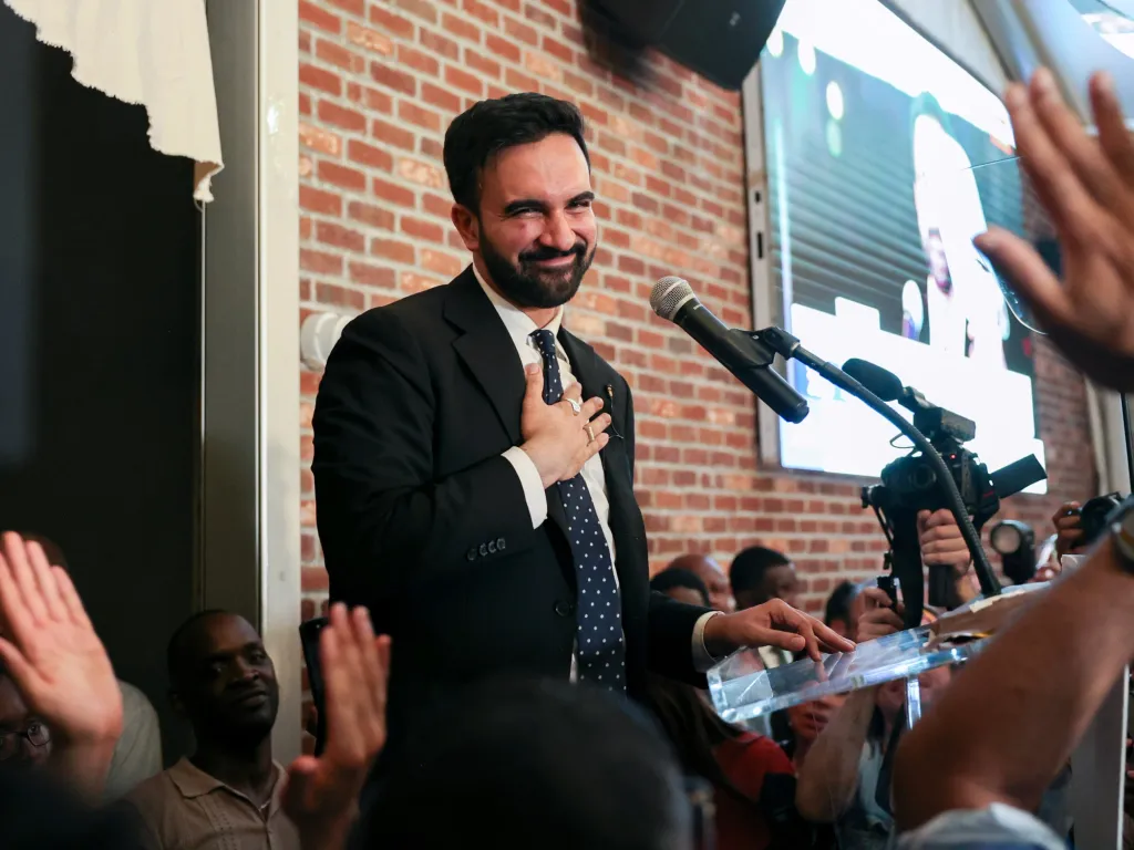 സൊഹ്റാൻ മംദാനി. ന്യൂയോർക്കിലെ പണിയെടുക്കുന്ന തൊഴിലാളികളുടെ അന്തസ്സിനും മെച്ചപ്പെട്ട ജീവിതത്തിനും വേണ്ടി പ്രവർത്തിക്കുമെന്ന് വാഗ്ദാനം ചെയ്ത് കൊണ്ടാണ് മംദാനി തുടരുന്നത്. ന്യൂയോർക്ക് ഒരു മാറ്റത്തിന് വഴി തെളിക്കുകയാണ്. 