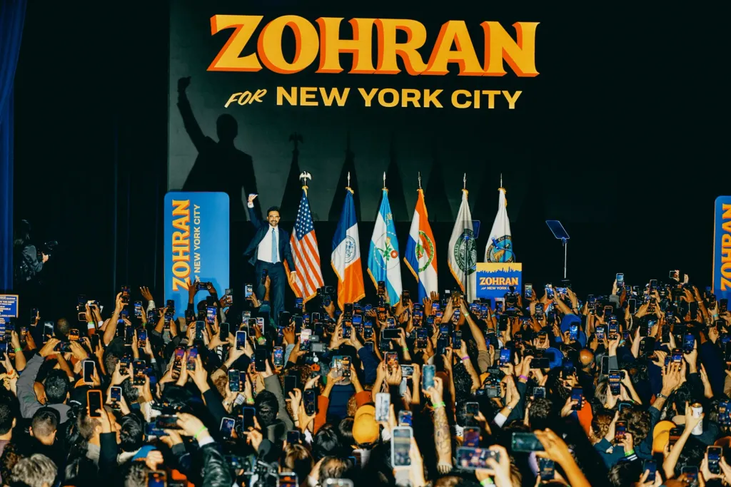 ആഗോള സാമ്രാജ്യത്വ താൽപര്യങ്ങളുടെ ചൂഷണങ്ങളും ക്യാപിറ്റലിസത്തിന്റെ പരിമിതികളും ആഴത്തിൽ വേരൂന്നിയ അസമത്വങ്ങളും സാമൂഹിക-രാഷ്ട്രീയ പ്രതിസന്ധികളും അതിനായി മുന്നോട്ടു വയ്ക്കേണ്ട ബദൽ മാർഗ്ഗങ്ങളും മംദാനി ഈ തെരഞ്ഞെടുപ്പിൻെറ വിവിധ ഘട്ടങ്ങളിൽ ലോകത്തിനു മുന്നിൽ വെളിപ്പെടുത്തിയിരുന്നു. 