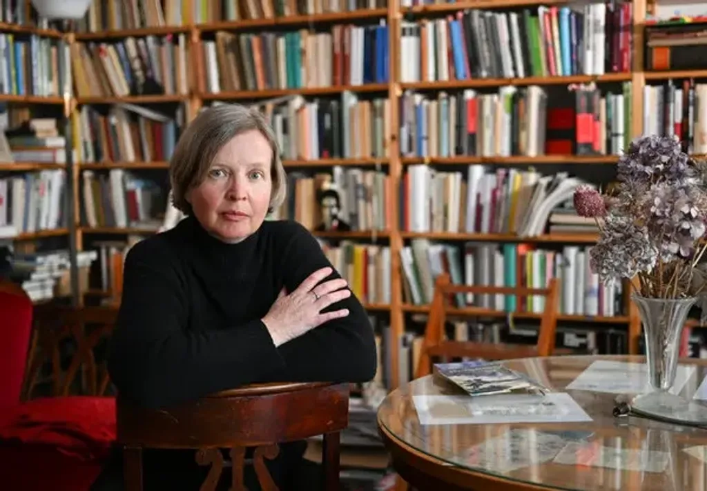 ഏപൻബെക്ക് 2024- ൽ ബുക്കർ സമ്മാനം നേടി. കൈറോസ് (Kairos - Jenny Erpenbeck) ആണ് അവരുടെ മുഖ്യ കൃതി. അപ്രത്യക്ഷമാകുന്ന പലതിനും ഇടയിലാണ് നാം ജീവിക്കുന്നത്.