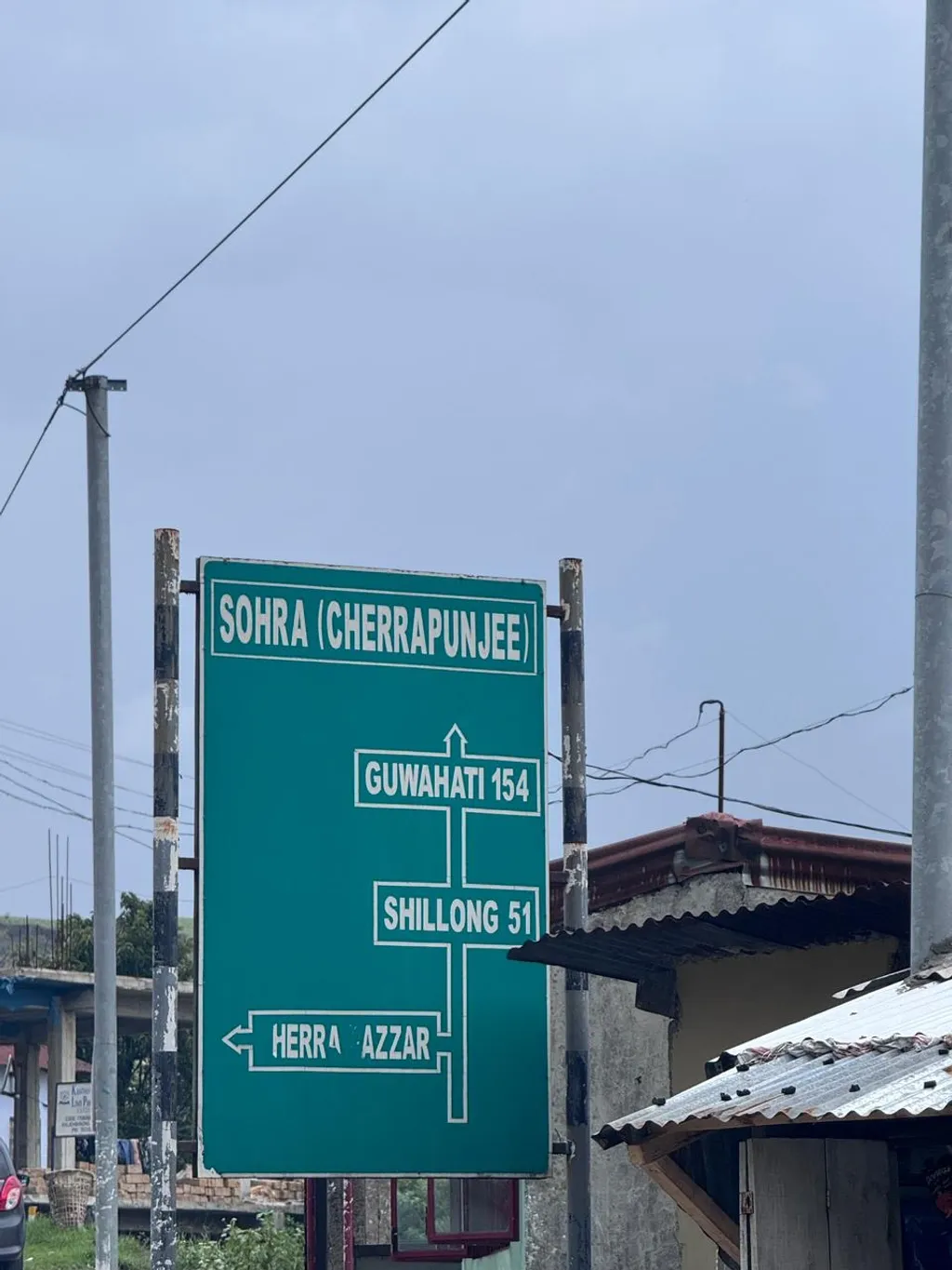 ചിറാപുഞ്ചി ഇന്നറിയപ്പെടുന്നത് സോഹ്റ എന്നാണ്. അവിടെ ബസ് ഗതാഗതം ദുർലഭമാണ്. ഗുവാഹത്തിയിൽ നിന്ന് 143 കിലോമീറ്റർ ടാക്സിയിൽ സഞ്ചരിച്ചാണ് ഞങ്ങൾ സോഹ്റയിൽ എത്തിയത്.