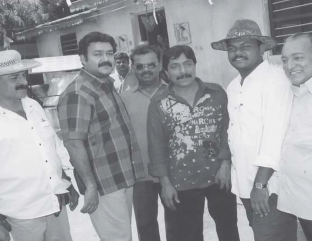 ‘ഉദയനാണ് താരം’ ഷൂട്ടിംഗിനിടയിൽ: എസ്. കുമാർ, മോഹൻലാൽ, കരുണാകരൻ, ശ്രീനിവാസൻ, റോഷൻ ആൻഡ്രൂസ്, ടി.പി. മാധവൻ.