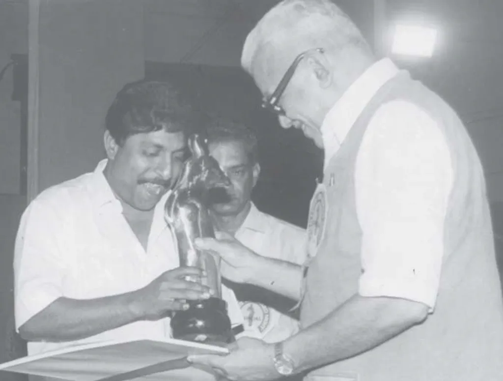 ‘വടക്കുനോക്കിയന്ത്ര’ത്തിനുള്ള സംസ്ഥാന അവാർഡ് മുഖ്യമന്ത്രി ഇ.കെ. നായനാരിൽനിന്ന് ശ്രീനിവാസൻ സ്വീകരിക്കുന്നു.