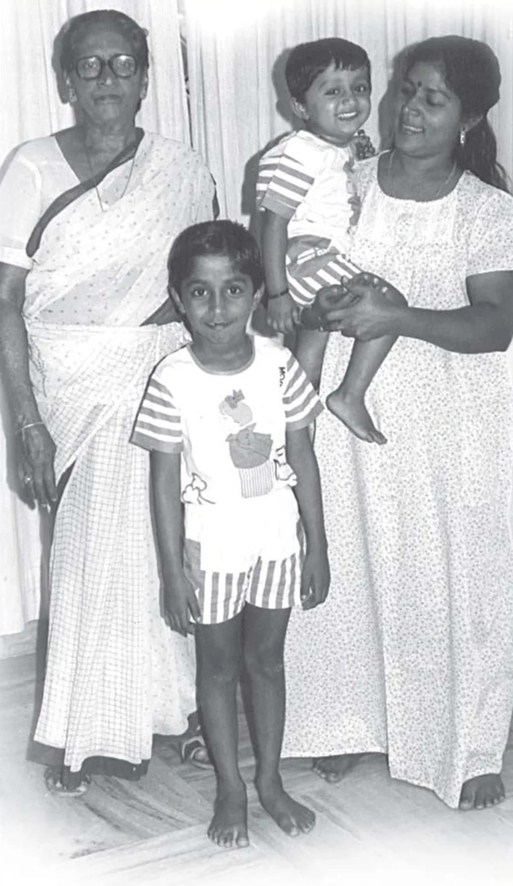 ശ്രീനിവാസന്റെ അമ്മ ലക്ഷ്മി, ജീവിതപങ്കാളി വിമല, മക്കളായ വിനീത്, ധ്യാൻ.