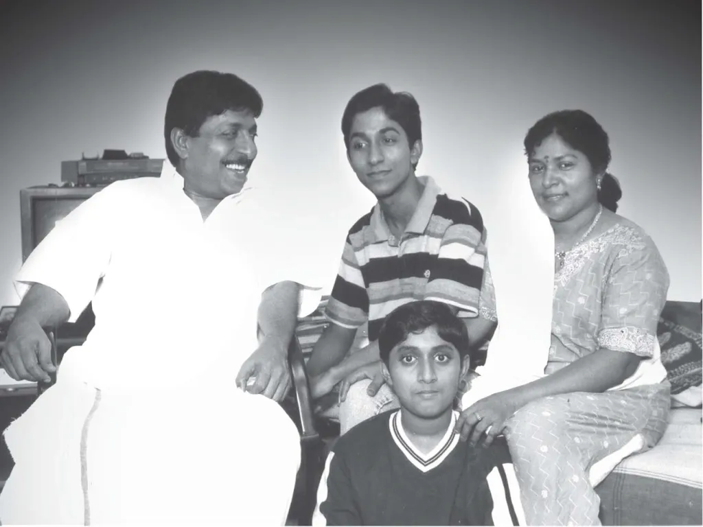 പഴയ കുടുംബ ചിത്രം: ശ്രീനിവാസൻ, ജീവിതപങ്കാളി വിമല, മക്കളായ വിനീത്, ധ്യാൻ.