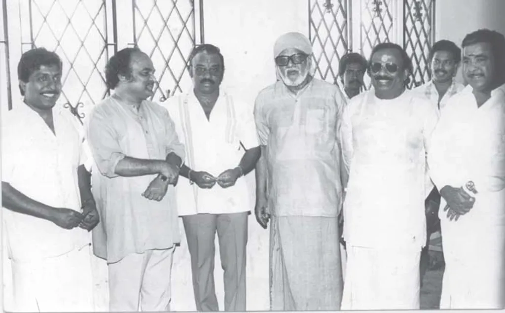 ഐ.വി. ശശി, തിക്കുറിശ്ശി തുടങ്ങിയവർക്കൊപ്പം ശ്രീനിവാസൻ.