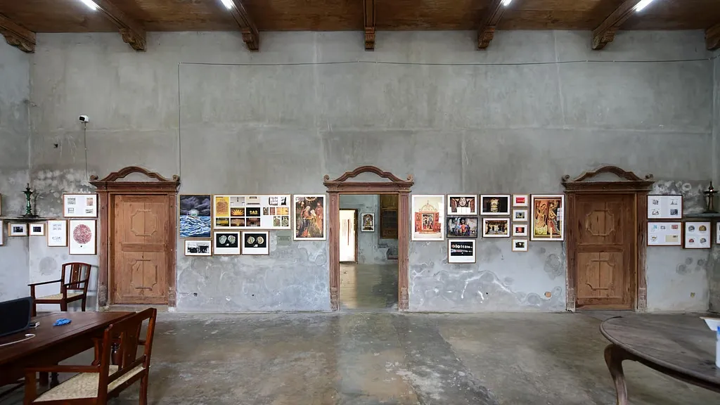 ജലവിഭവത്തിന്റെയും അതിനെ ആശ്രയിക്കുന്ന അനേകജീവികളുടെ സഹവാസവും ഗവേഷണ വിഷയമാക്കുന്ന ഈ പ്രദർശനം സഹജീവിതത്തിന്റെ ഭാവിയെക്കുറിച്ച് പുതിയ ദിശകളിലൂടെ ചിന്തിക്കാൻ നമ്മെ പ്രേരിപ്പിക്കുന്നു. 