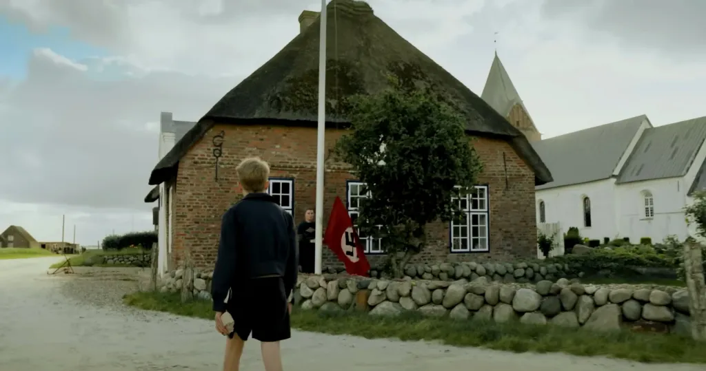 അച്ഛൻ നാസി സൈനികനായി പലയിടങ്ങളിൽ യുദ്ധത്തിലാണ്. അമ്മ കടുത്ത ഹിറ്റ്ലർ ആരാധികയാണ്. അവരുടെ പ്രസവസമയത്താണ് ഹിറ്റ്ലർ വീഴുന്നത്. അയാളുടെ പരാജയം അമ്മയെ വിഷാദത്തിലാക്കുന്നു.