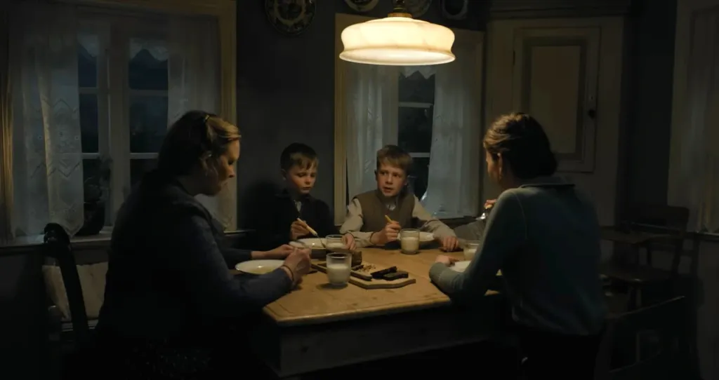 ആറിലോ ഏഴിലോ പഠിക്കുന്ന നാന്നിംഗ് യുദ്ധപലായനത്താലാണ് അമ്മ, ആന്റി, അനിയൻ, അനിയത്തി എന്നിവരോടൊപ്പം ആംറത്ത് എത്തിയത്.