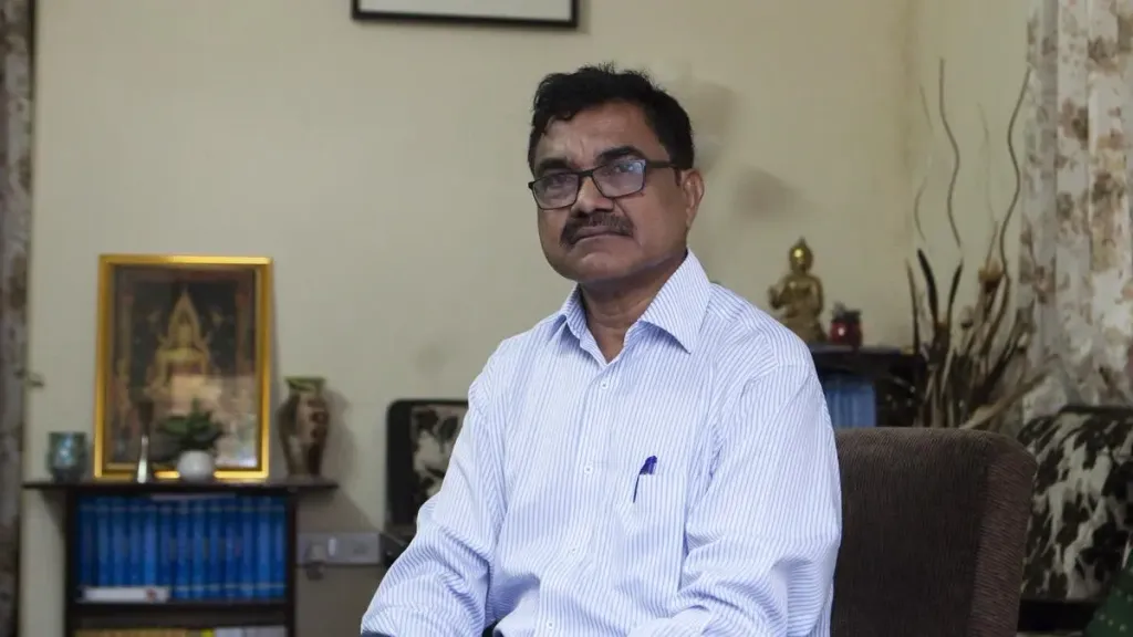 ജയിലിലെ സഹതടവുകാരുമായുള്ള സമ്പർക്കങ്ങളെ വൈകാരികമായി രേഖപ്പെടുത്തുന്ന ആനന്ദ് ജയിലധികാരികളുടെ നിരാർദ്രമായ സമീപനങ്ങളാൽ മരിച്ച വയോധികനായ ജെസ്യൂട്ട് പിതാവ് സ്റ്റാൻ സാമിയുടെ യാതനകളെ ആർദ്രചിത്തനായി വേദനയോടെ വിവരിക്കുന്നുണ്ട്. 