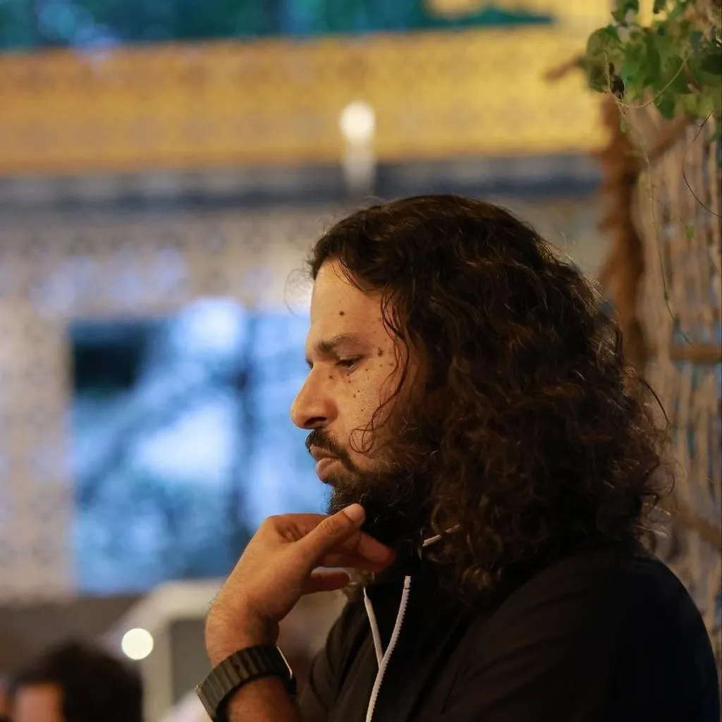 വി.കെ അനിൽകുമാർ എഴുത്തിലെ ബഷീറിനെയും തെയ്യത്തിലെ മുത്തപ്പനെയും അവരുടെ ഭാഷയുടെയും ദർശനത്തിന്റെയും സാമ്യതകൾ തേടി സമീകരിക്കുന്നു.