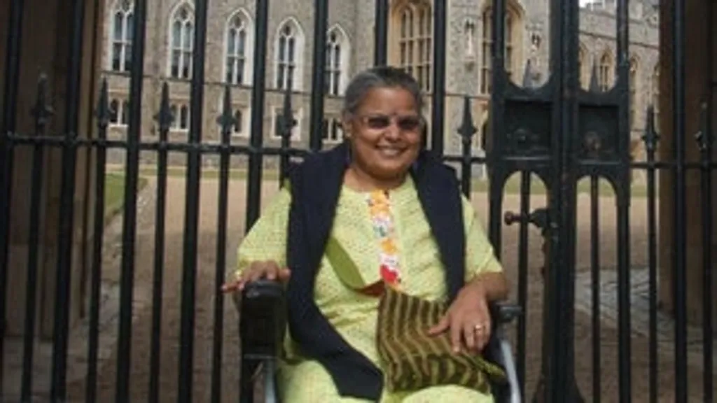 Anita Ghai-യുടെ Disability in the Indian Context എന്ന ലേഖനം ഭിന്നശേഷിയെ വെറും മെഡിക്കൽ പ്രശ്നമായി കാണുന്ന സമീപനത്തെ ചോദ്യം ചെയ്യുന്നു. എന്നാൽ ജാതിയും ലിംഗവും ചേർന്ന ഭിന്നശേഷി അനുഭവങ്ങളെക്കുറിച്ചുള്ള സമഗ്രമായ ഇടപെടലുകൾ ഇന്ത്യൻ അക്കാദമിക് സാഹിത്യത്തിൽ ഇപ്പോഴും അപൂർവമാണ്. 