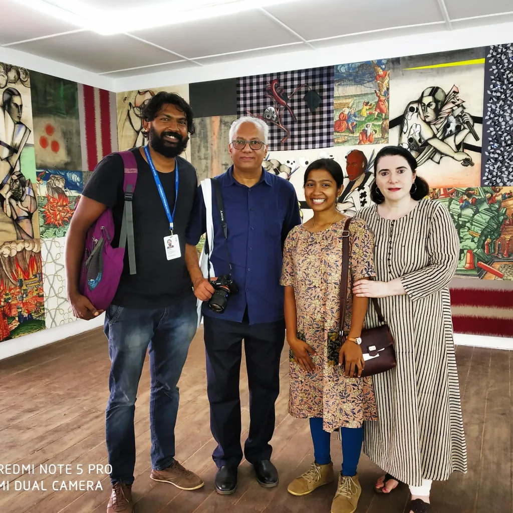 ചിത്രകാരരായ അഞ്ജു ദോഡിയ, അതുൽ ദോദിയ എന്നിവരോടൊപ്പം അനുപമയും പങ്കാളി അനിൽ സേവ്യറും.