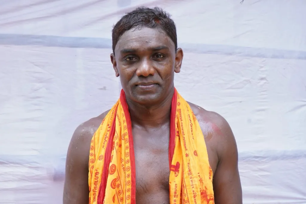 മുതലത്തെയ്യം കെട്ടുന്ന ഭാസ്കരൻ