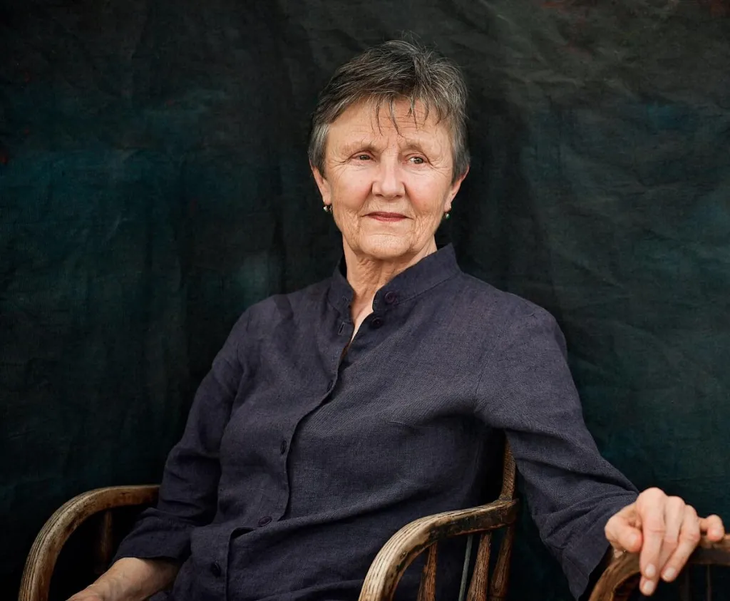 ഹെലൻ ഗാണർ സ്വാഭിമാനം (Honour) എന്ന ലഘുനോവൽ എഴുതിയിട്ടുണ്ട്. അത് വായിച്ച ഒരു സ്ത്രീയുടെ ഫോൺ കാൾ ഗാണറെ ഞെട്ടിച്ചുകളഞ്ഞു. അവർ നോവൽ വായിക്കുകയും പൊട്ടിക്കരയുകയും ചെയ്തുവത്രേ. വലിയ ആശ്വാസമായിരുന്നു വായനാനുഭവം.