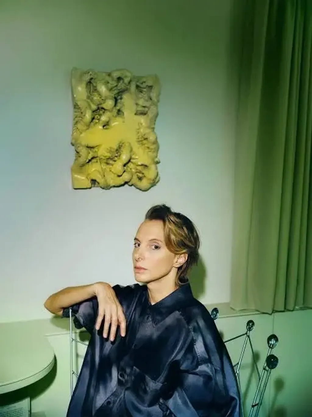 ഗാർഹിക ജോലിയിൽ ഏർപ്പെടുന്ന സ്ത്രീകളെ ഓർക്കുമ്പോൾ, സ്റ്റുഡിയോയിൽ സമയവും ഊർജ്ജവും ചെലവഴിക്കുന്ന തന്റെ ജോലി ഓർത്ത് കുറ്റബോധം തോന്നാറുണ്ടെന്ന് കാമില്ലെ സ്വകാര്യം പറയുന്നതുപോലെ എഴുതുന്നു.