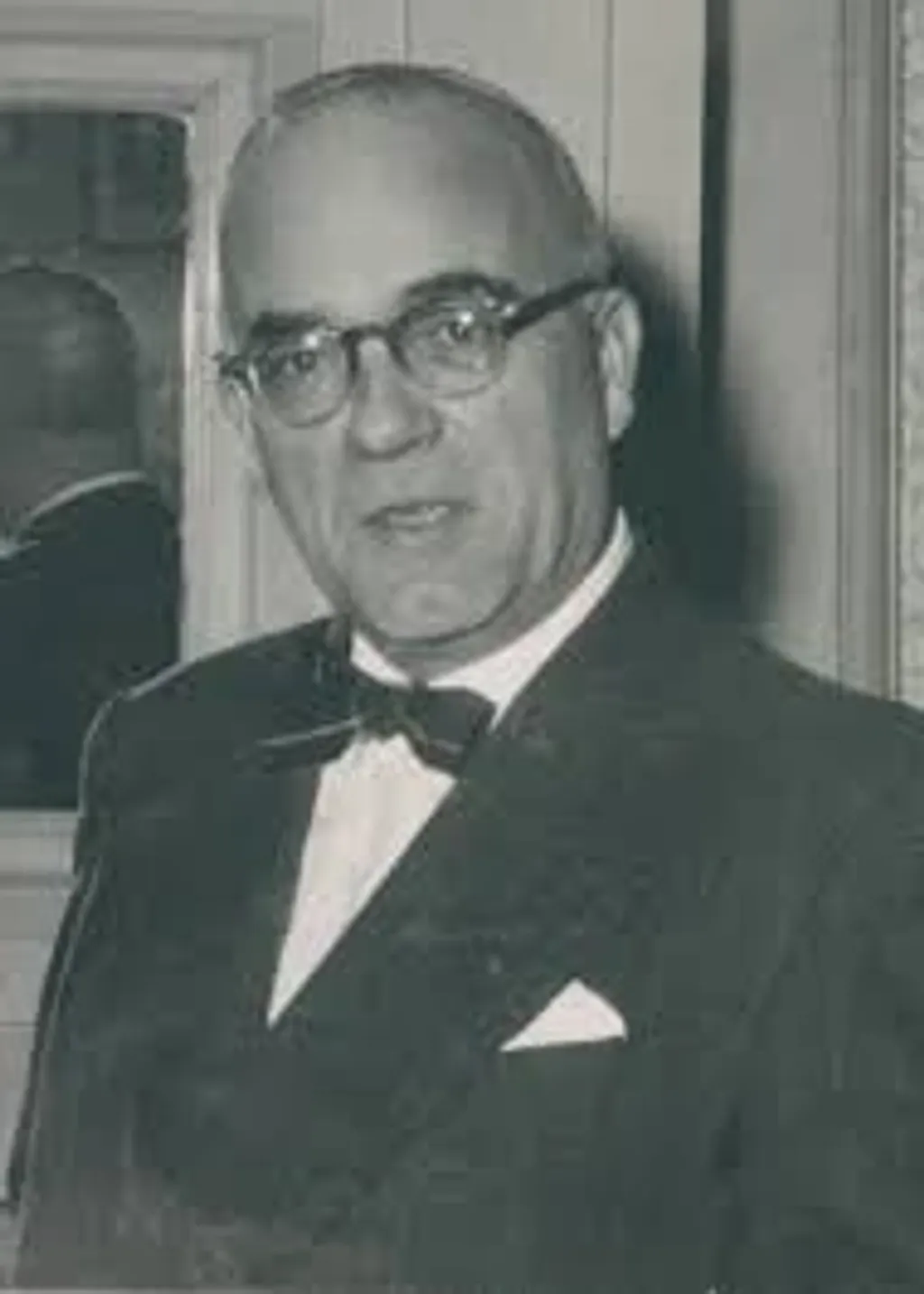 ചാൾസ് വെർലിൻഡൻ്റെ പഠനം കോളനിവൽക്കരണത്തിൻ്റെ തുടർച്ച അവതരിപ്പിക്കുന്നതോടൊപ്പം അതിനായി രൂപം കൊണ്ട സ്ഥാപനങ്ങളുടെ - വാണിജ്യ കമ്പനികൾ, ഇൻഷ്വറൻസ് സംവിധാനങ്ങൾ, അടിമത്ത വ്യവസ്ഥ, നിയമപരിരക്ഷകൾ, ഭൂവുടമാ രീതികൾ- ഘടനപരമായ സാമ്യവും വളർച്ചയും വിശദമായി അവതരിപ്പിക്കുന്നുണ്ട്.