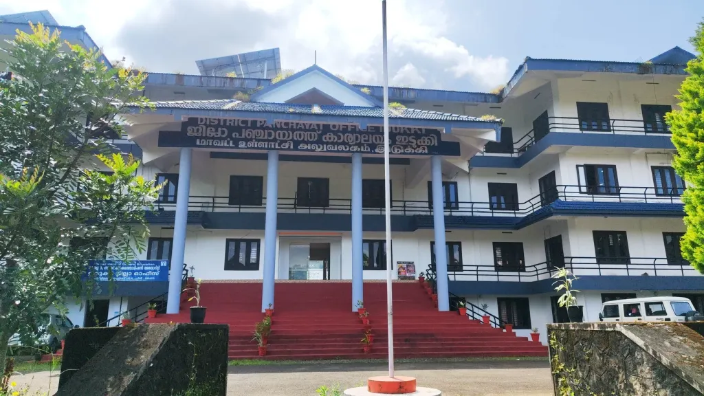 ഇടുക്കിയിലേക്ക് വരുമ്പോൾ ജില്ലാപഞ്ചായത്ത് ഭരിക്കുന്നത് എൽ.ഡി.എഫാണ്. കഴിഞ്ഞ തെരഞ്ഞെടുപ്പിൽ 16-ൽ 10-ഉും നേടിയാണ് അവർ ഭരണം പിടിച്ചത്. സിപിഎം 5, സിപിഐ - 4 കേരള കോൺഗ്രസ് എം - 1 എന്നിങ്ങനെയാണ് കക്ഷിനില.