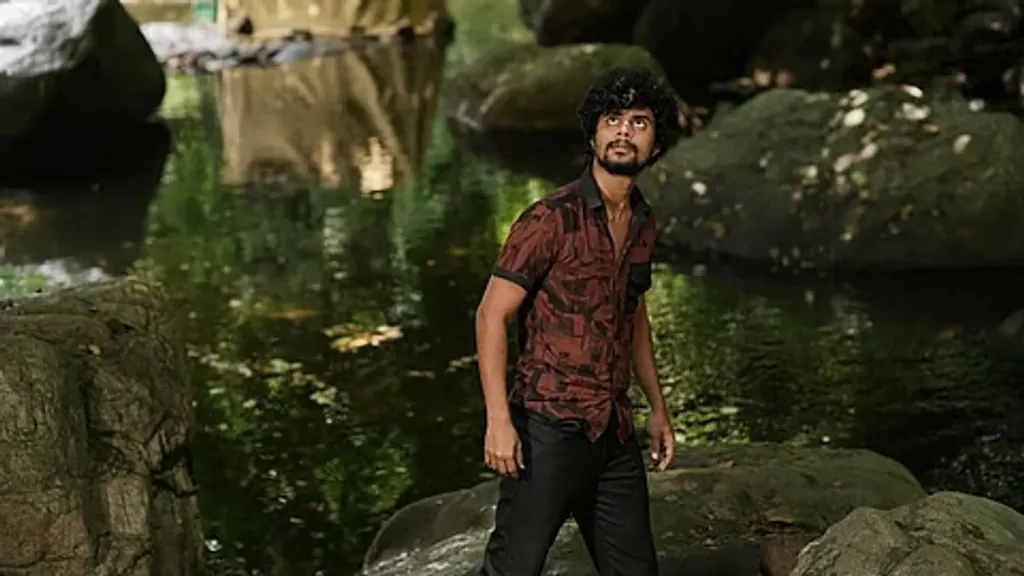 പിയൂസ് (സന്ദീപ് പ്രദീപ്) പക്ഷേ അധീശത്വത്തിൻ്റെ വലയുമായിരിക്കുന്ന കുര്യച്ചൻ്റെ അനുസരണയുള്ള മറ്റൊരു നായ്ക്കുട്ടിയാണല്ലോ. പാവം പയ്യനായി തോന്നിച്ചെങ്കിലും എന്തും ചെയ്യുവാൻ ഇറങ്ങിപ്പുറപ്പെട്ടവനാണ് അവൻ.