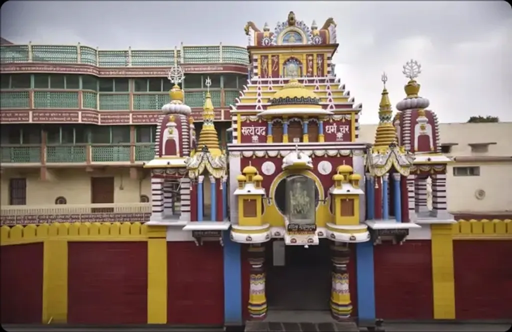 ഹിന്ദുമതത്തെ സംബന്ധിക്കുന്ന പുസ്തകങ്ങൾ പ്രസിദ്ധീകരിക്കുന്നതിലും സനാതനധർമ്മം പ്രചരിപ്പിക്കുന്നതിലും തുടങ്ങി സംഘപരിവാറിന്റെ രാഷ്ട്രീയ-പ്രത്യയശാസ്ത്ര നിലപാടുകൾ ഹൈന്ദവർക്കിടയിൽ അവതരിപ്പിക്കുന്നതിലും അതിന് സമ്മതി നേടികൊടുക്കുന്നതിലും ഗീത പ്രസ്സ് വഹിച്ച പങ്ക് നിസ്തുലമാണ്. 