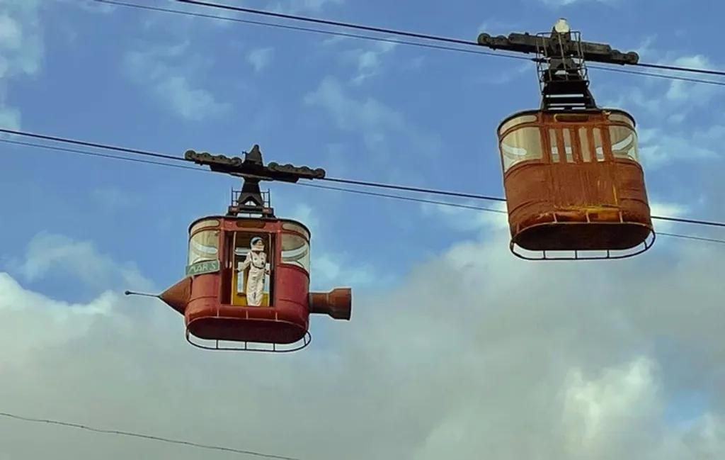 ഗൊണ്ടോല മേളയിൽ കണ്ട് മാസങ്ങൾ കഴിഞ്ഞിട്ടും മലനിരകൾക്കിടയിലെ കേബിൾ കാറിൽ ഞാൻ സഞ്ചാരം തുടർന്നു. 