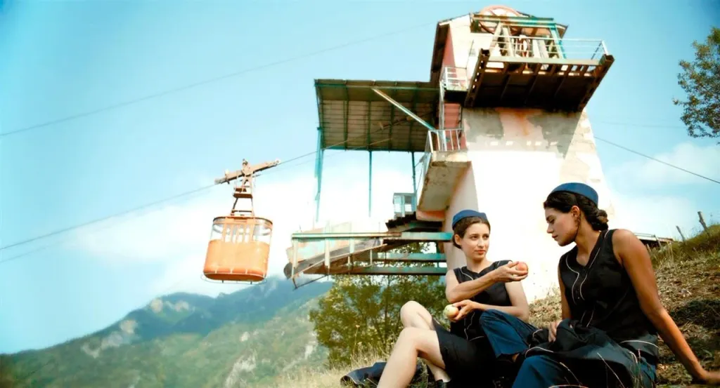 ഗൊണ്ടോല എന്ന കുഞ്ഞുചിത്രത്തെ മുന്നോട്ടു നയിക്കുന്നത് ഈ രണ്ട് പെൺകുട്ടികൾ. അവർ ചിരിക്കുമ്പോൾ ഗ്രാമം മുഴുവൻ ചിരിക്കുന്നു. അവർ പാടുമ്പോൾ ഗ്രാമം മുഴുവൻ ആ പാട്ടിന് കാതോർക്കുന്നു. പെൺകുട്ടികൾ പരസ്പരം പ്രണയിക്കുമ്പോഴാണ് വാസ്തവത്തിൽ അത് പ്രണയമാകുന്നത്. 