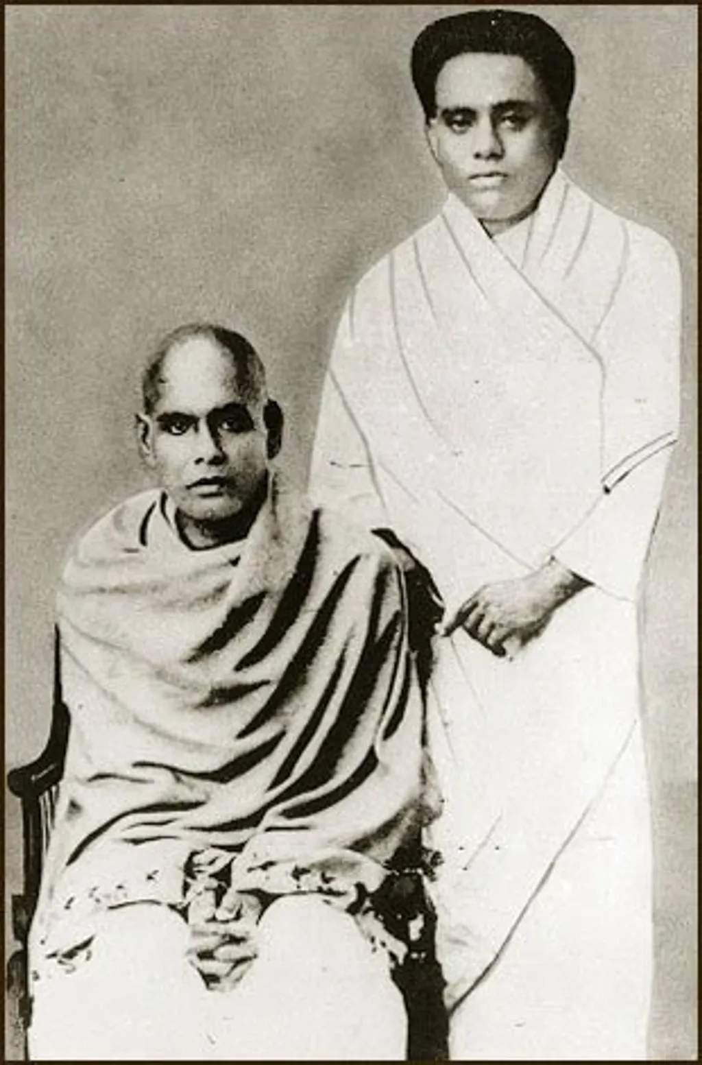 ആശാന് ഔപചാരിക വിദ്യാഭ്യാസം നേടാനായി. സംസ്കൃതം, ഇംഗ്ലീഷ് തുടങ്ങിയ വികസിത ഭാഷകളിൽ നൈപുണ്യം, ശ്രീനാരായണഗുരുവുമായുള്ള അടുപ്പം, സംഘടനാ നേതൃത്വം, വരേണ്യ കാവ്യസംസ്കാരവുമായുള്ള ബന്ധം എന്നിങ്ങനെ സാംസ്കാരിക മൂലധനാഘടകങ്ങളായി പലതും തൊട്ടറിയാം.