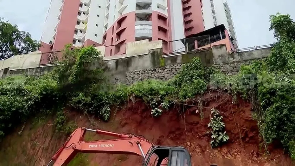 വളരെയധികം ജാഗ്രത വേണ്ട, ഇതിനു മുമ്പും മണ്ണിടിച്ചിൽ ഉണ്ടായിട്ടുള്ള ഒരു ഭാഗമാണ് കൊടൽനടക്കാവിൽ ഹൈലൈറ്റ് ഫ്ലാറ്റ് സമുച്ചയങ്ങൾ സ്ഥിതിചെയ്യുന്ന പ്രദേശം. ഏതാണ്ട് 50 മീറ്റർ ഉയരമുള്ള കട്ടിങ്ങിൽ പണി നടക്കുന്നസ്ഥലത്ത് റോഡ് നിരപ്പിൽ നിന്നും 20 മീറ്റർ വരെ ഉയരത്തിൽ അടിപ്പാറയാണ്. 