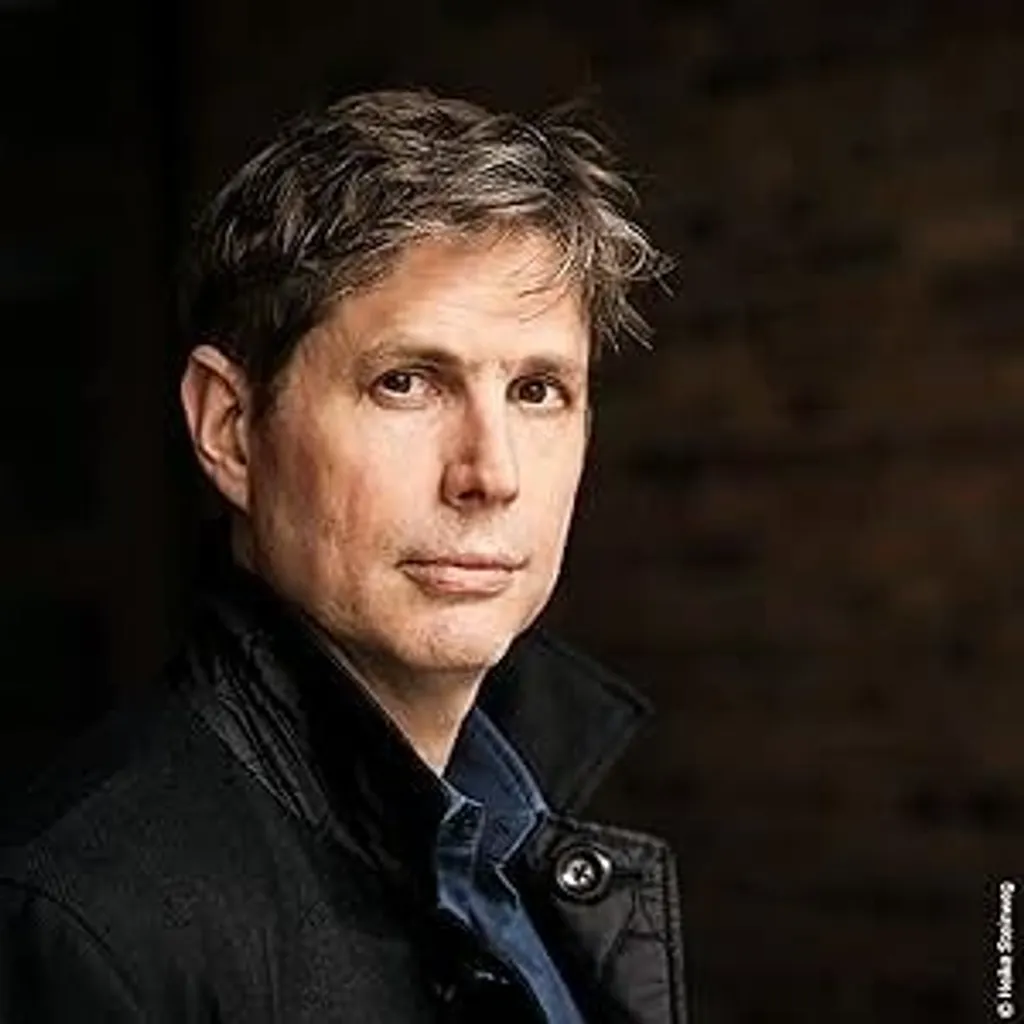 കെൽമാന്റെ എഴുത്തിലെ വിചിത്രമായ വിവരണ രീതികൾക്ക് സമാന്തരമാണീ വിചിത്രസംഭവങ്ങളെന്നു തന്നെ പറയാം. ചില ഘട്ടങ്ങളിൽ, ഖണ്ഡികകളും വാക്യങ്ങളും പെട്ടെന്ന് അവസാനിക്കുന്നു.