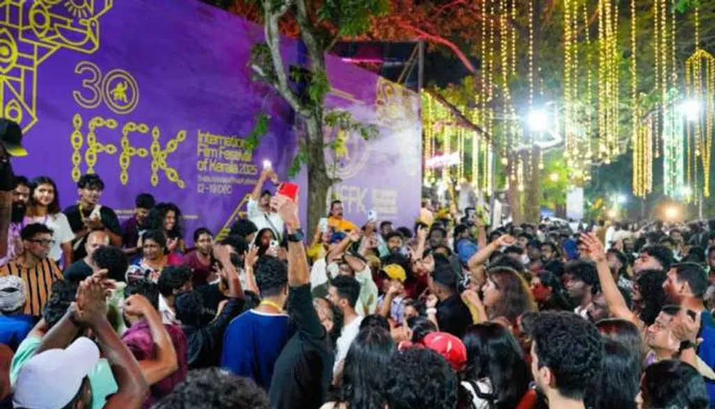 IFFK-യിലെ 'മാസ്’ ജനപങ്കാളിത്തമാണ് ഭരണകൂടത്തെ അസ്വസ്ഥതപ്പെടുത്തുന്ന ഒരു ഘടകം. ഇതിൽ സ്ത്രീപങ്കാളിത്ത വർദ്ധനവും ആശങ്കപ്പെടുത്തുന്ന ഘടകമാണ്.